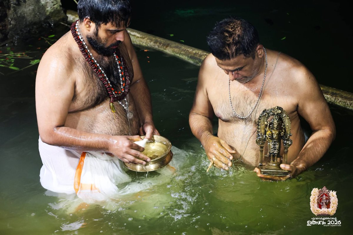 keveeyes's tweet photo. #GuardOfHonour for the #diety, #LordShiva 🙏🌹
This is 'Ernakulathappan', Lord Shiva, diety of Ernakulam temple, coming out for the 'arattu' (ceremonial bath in temple tank) at the end of annual festival. #KeralaPolice in uniform renders 'guard of honour' as a mark of respect.
Ernakulathappan is considered as the 'protector of Ernakulam City'.
This is the practice/ tradition followed from the days of royal family rule and that continues even under Communist govt ....
#ErnakulamTemple
@AnuSatheesh5 @LostTemple7 @PMOIndia @Indian_Analyzer