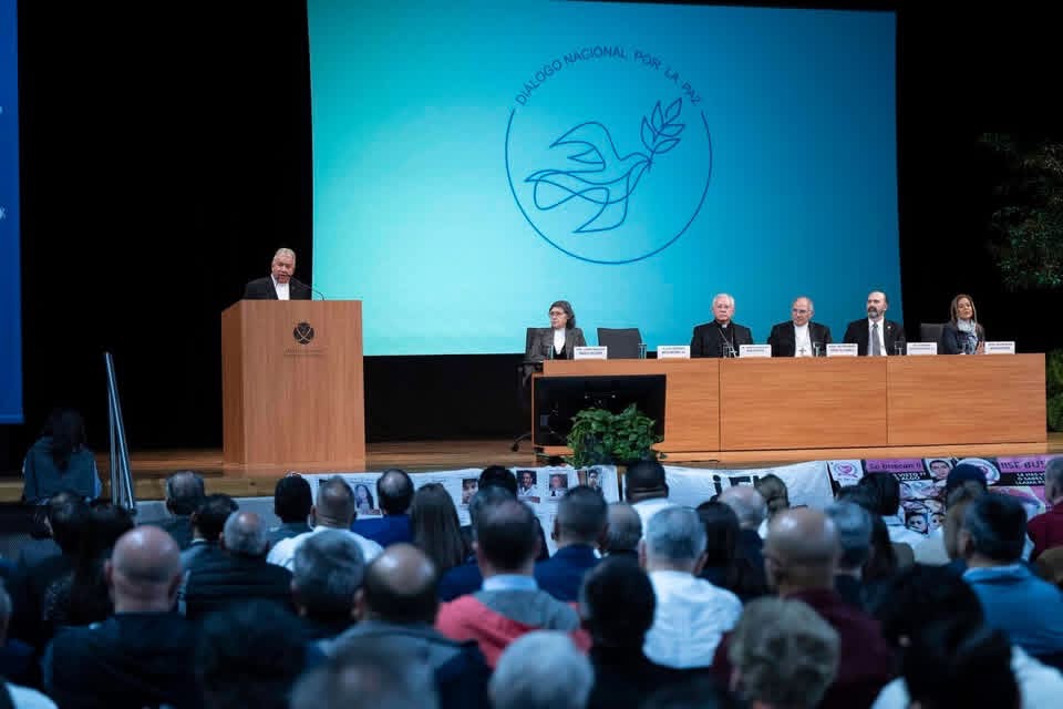 dialogopazmx's tweet photo. Estas imágenes guardan algo más que un momento: contienen la decisión de no acostumbrarnos a la violencia.
En cada rostro, en cada silencio compartido, se reconoce el deseo de comprender y de asumir la responsabilidad de construir paz. https://t.co/aCO6dJSKfH
