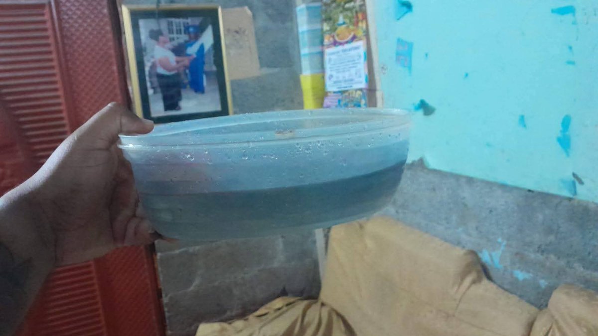 Preocupación en el cantón San Lorenzo por agua de lluvia con olor y color a hidrocarburo. Exigimos como habitantes de Esmeraldas explicaciones ante los riesgos tras el siniestro en la Refinería.
Esto debido a la carencia del servicio de agua potable que no deja opción a la gente.