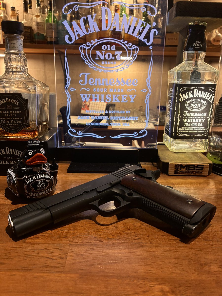 この木製グリップを1911LSPに装着できるように PANDORA ARMS様