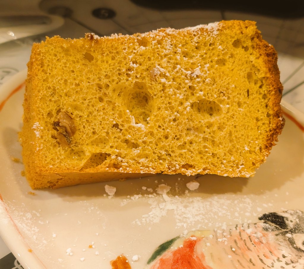 ナウルよ！
これが独立記念日特製かぼちゃとクルミのシフォンケーキだ！

#週末のインコ 
#今週のケーキ
#ナウル屋