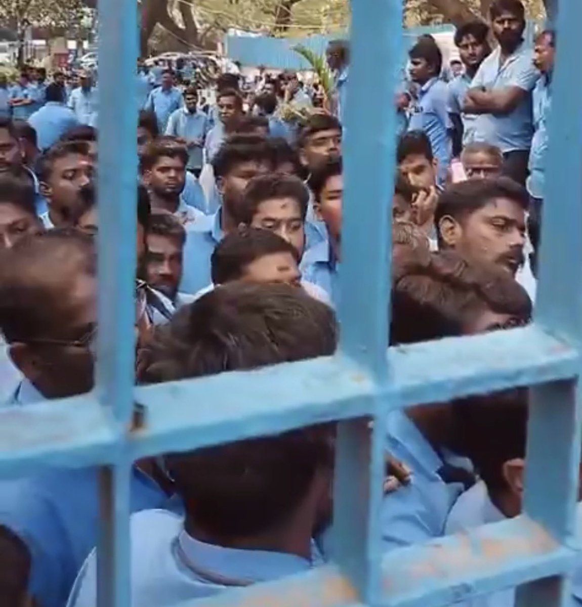 TVKActiveForce's tweet photo. In Chepauk,over1500 Sanitation Workers who have long cleaned the city’s underground Drainage remain without job regularization,putting their livelihood at risk

TVK #Chennai officials Visited &amp;Supported the Protest condemning this despite police restrictions

#TVK_People_Protest https://t.co/UCncAN9jsl