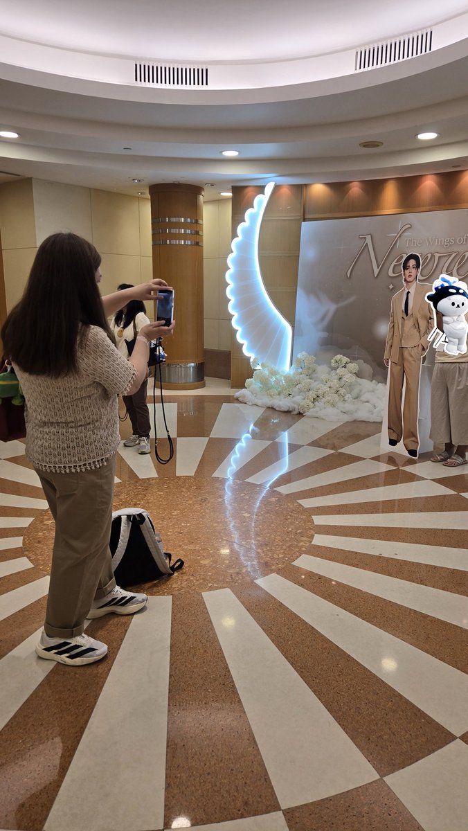 prettytin's tweet image. Suddenly @hyuwhieyl became a photographer 😆