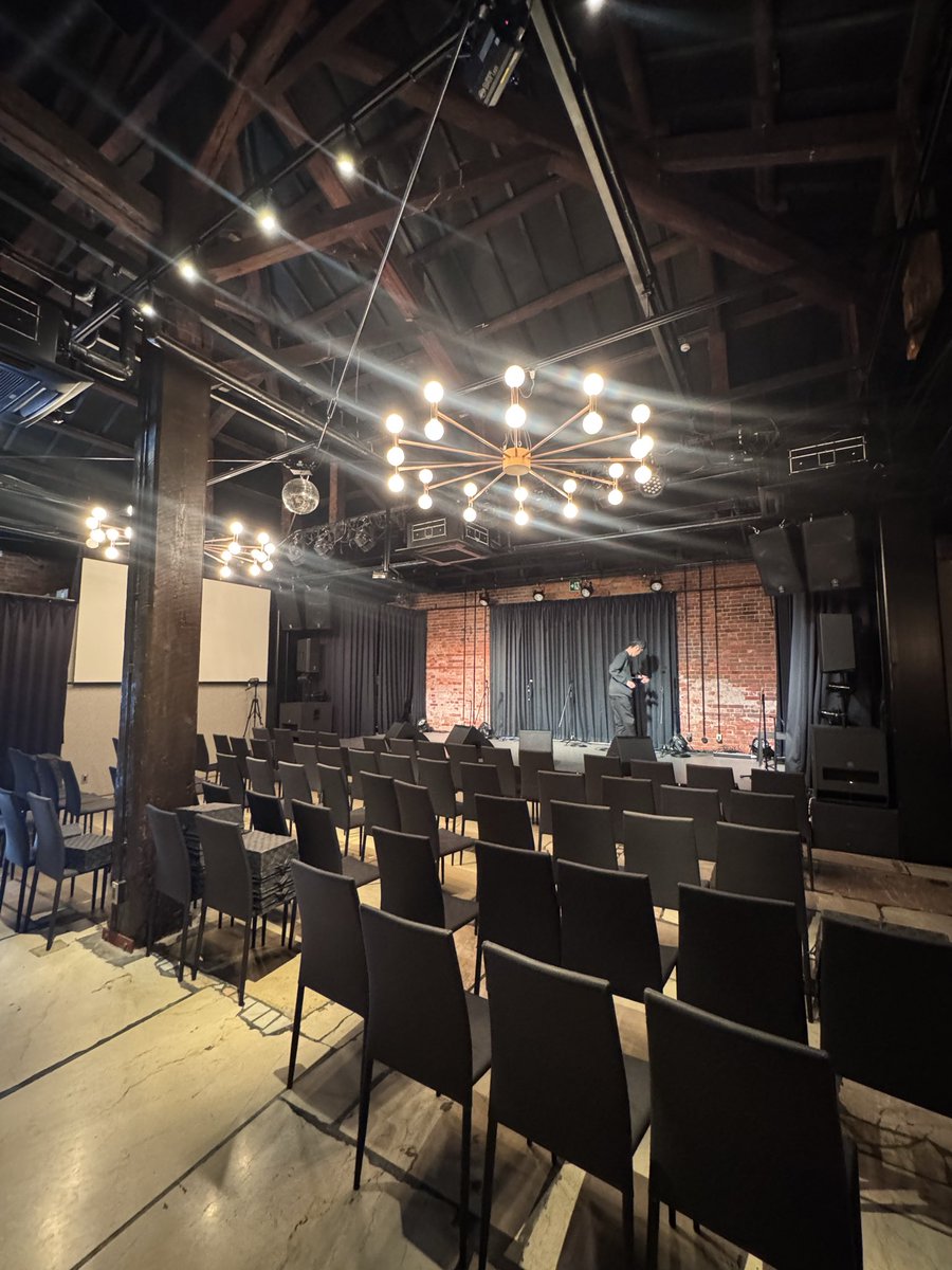 おはようございます(こんにちは) 今日は神戸に来ています☺️

神戸煉瓦倉庫 K-wave さんにてライブです♪