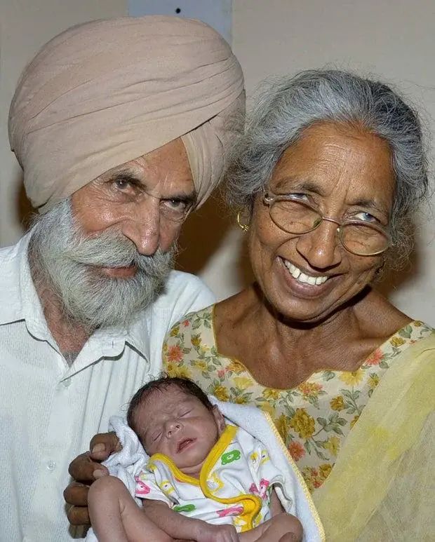 PicturesFoIder's tweet image. Erramatti Mangayamma is the oldest mother to give birth at age 74