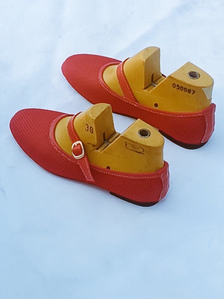 Red Mary Jane flats that speaks confidence  ✨
Handcrafted. Comfortable. Timeless.

Get yours now at a shikinni price. 

Price: ₦18,000

Send a DM or Whatsapp 09056476495