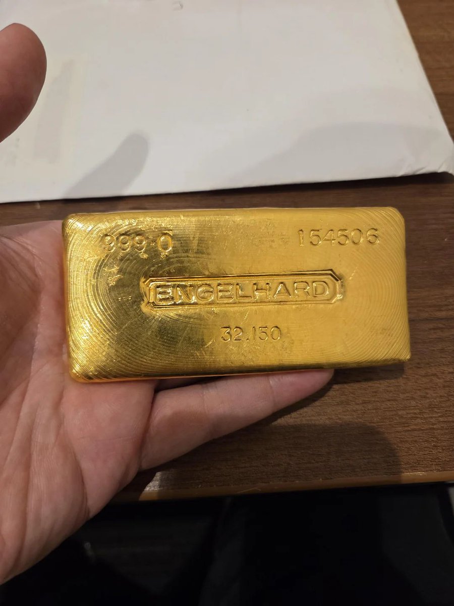 peer_metals's tweet image. 🟡 Grandfather bought this at $200/oz.

No leverage.
No charts.
Just time doing its thing.

📍 r/Gold
Credit: u/DoctorBlazes

#gold #soundmoney #physicalgold #wealth #hardassets