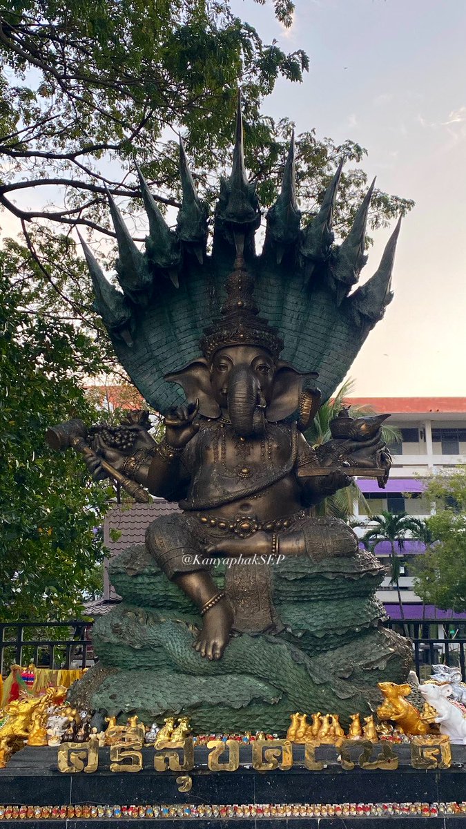 KanYaPhakSEP's tweet photo. " ศรีสุขคเณศ " แค่ชื่อก็ชนะแล้ว 🥺

ศรี ความเป็นสิริมงคล ความเจริญ ความรุ่งเรือง
สุข ความสบายกาย สบายใจ
คเณศ พระพิฆเนศผู้เป็นใหญ่

แล้วดีเทลสวยมากนะ ไม่ได้ดูเด็กหรือเป็นผู้ใหญ่จนเกินไป ใบหน้าดูมุ่งมั่น แต่ยังคงความเมตตา สวยมาก ๆ แถมยังมีปู่ศรีสุทโธ ที่ผสานกับความเชื่อของทางภาคอิสานที่เป็นพญานาคอีก ชอบมาก ๆ ถูกใจคนเกิดวันเสาร์แบบนี่ 💜

#kYPพาไปมู #KYPมูทุกศาสตร์