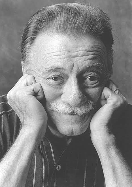 “Te libero de la contradicción que represento. Te libero de mis enredos, de mi cabello suelto, largo, sin peinar. Te libero de mi consciencia, de la llegada, de mi huida inevitable. Te dejo libre para que me dejes, para que me veas de lejos y me quieras, menos''.

Mario Benedetti