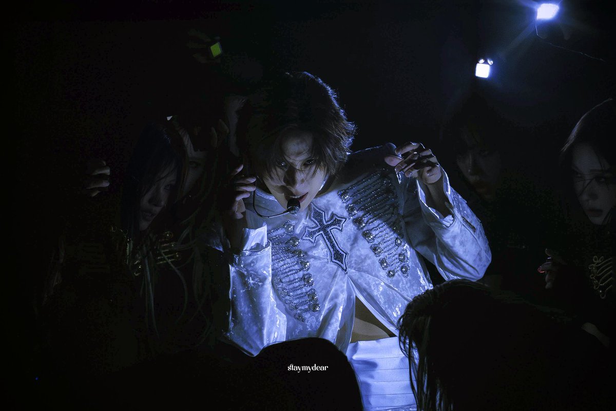 팀태민 표정들좀보셈
테미나가 오랜 경력의 퍼포머로서 여러 콘서트 투어를 진행해왔지만 이렇게까지 댄서팀을 자기확장의 표현방식으로 운용한 적은 없었던듯
veil투어에서 내가 즐겁게 감상했던 포인트 중 하나임