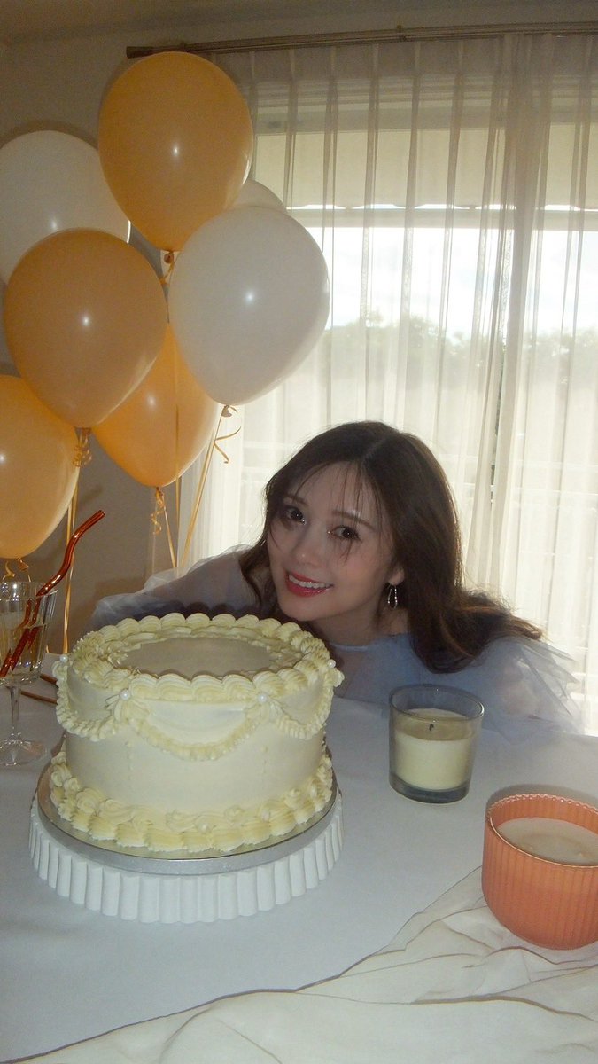 ￣￣￣￣￣￣￣
今年の誕生日は黄色のケーキ🎂💛
とーってもかわいいカットになってますよ☺️
明るく楽しいバースデーに🎈✨

#白石麻衣2026年カレンダー
#白石麻衣　

🔗items-store.jp/s/ectp32/#/