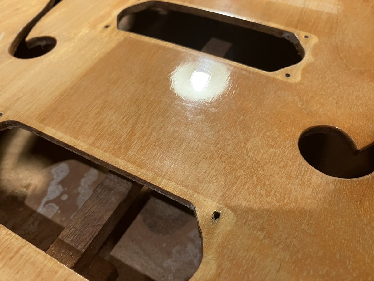 sunold_things's tweet image. Honeyのフルアコ〜♪
1本の木がバックには触れずにトップだけ支えている少し不思議な構造です。🤔

#Honey #フルアコ #ビザールギター #エレキギター