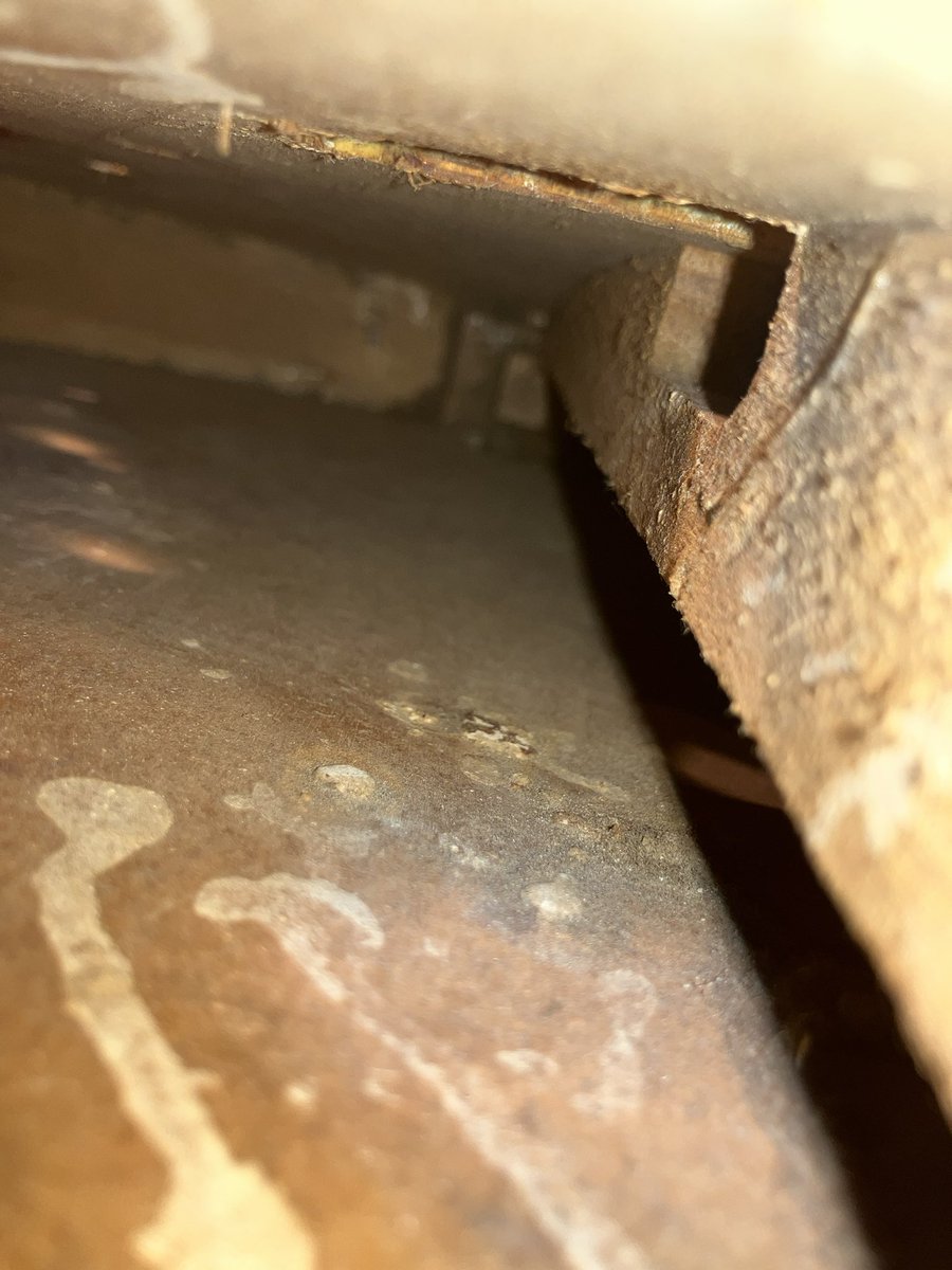 sunold_things's tweet image. Honeyのフルアコ〜♪
1本の木がバックには触れずにトップだけ支えている少し不思議な構造です。🤔

#Honey #フルアコ #ビザールギター #エレキギター