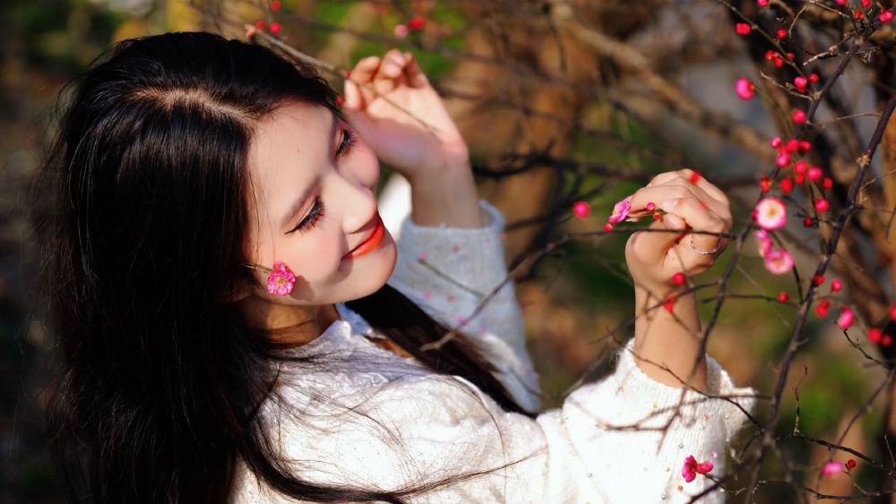 ChongqingFuling's tweet photo. Winter blooms in Fuling! ❄️🌸 Red plum blossoms along Meixin Red Wine Town’s cable line are in full bloom. Ride the cable car🚡 and enjoy a poetic winter view.#Fuling #Chongqing #PlumBlossom #WinterViews #VisitChina #MeixinRedWineTown https://t.co/uHV8CuT2S8