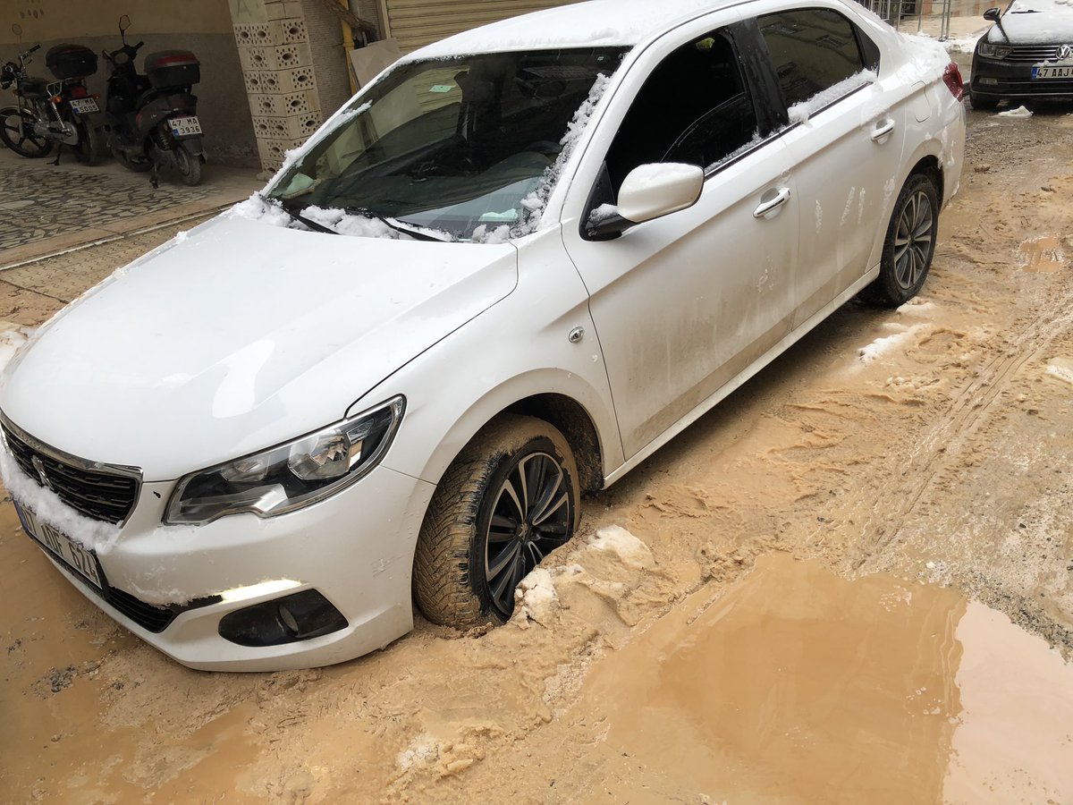 Bıktık artık! 

2 yıldır mahallelerde bozmadık yol bırakmadılar. Kazdıkları çukurları toprak ile doldurup gidiyorlar! İki yıldır bu halkı mağdur ediyorlar yeter artık! 

Belediye kazdığı çukura toprak doldurup gidince yağan yağmurdan sonra araç çamura saplandı. Bu milletten ne