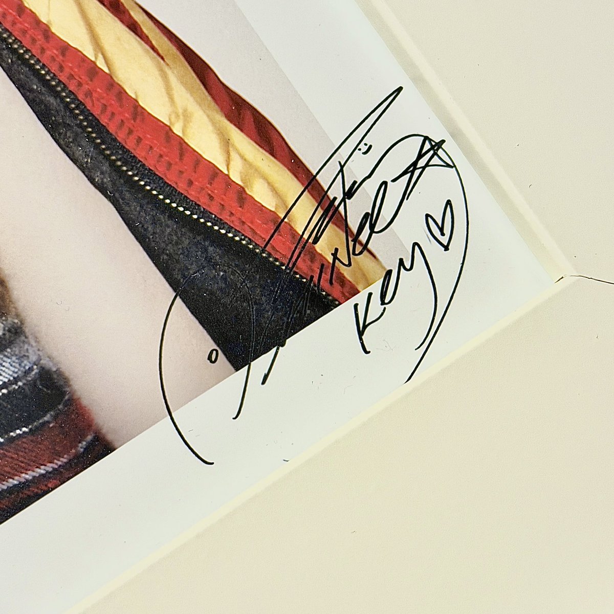 KEY_under_a_pot's tweet image. 너무 귀한게 집에 옴😭🥹😭💕 셜록 에브리씽 굿즈 나눔받은게 와서 열었더니 너무 예쁜 범이가 나타났어..🥹 그 시절 범이 사인도 보구 넘 좋쟈나.. 소중히 간직할게요😭😭😭💕