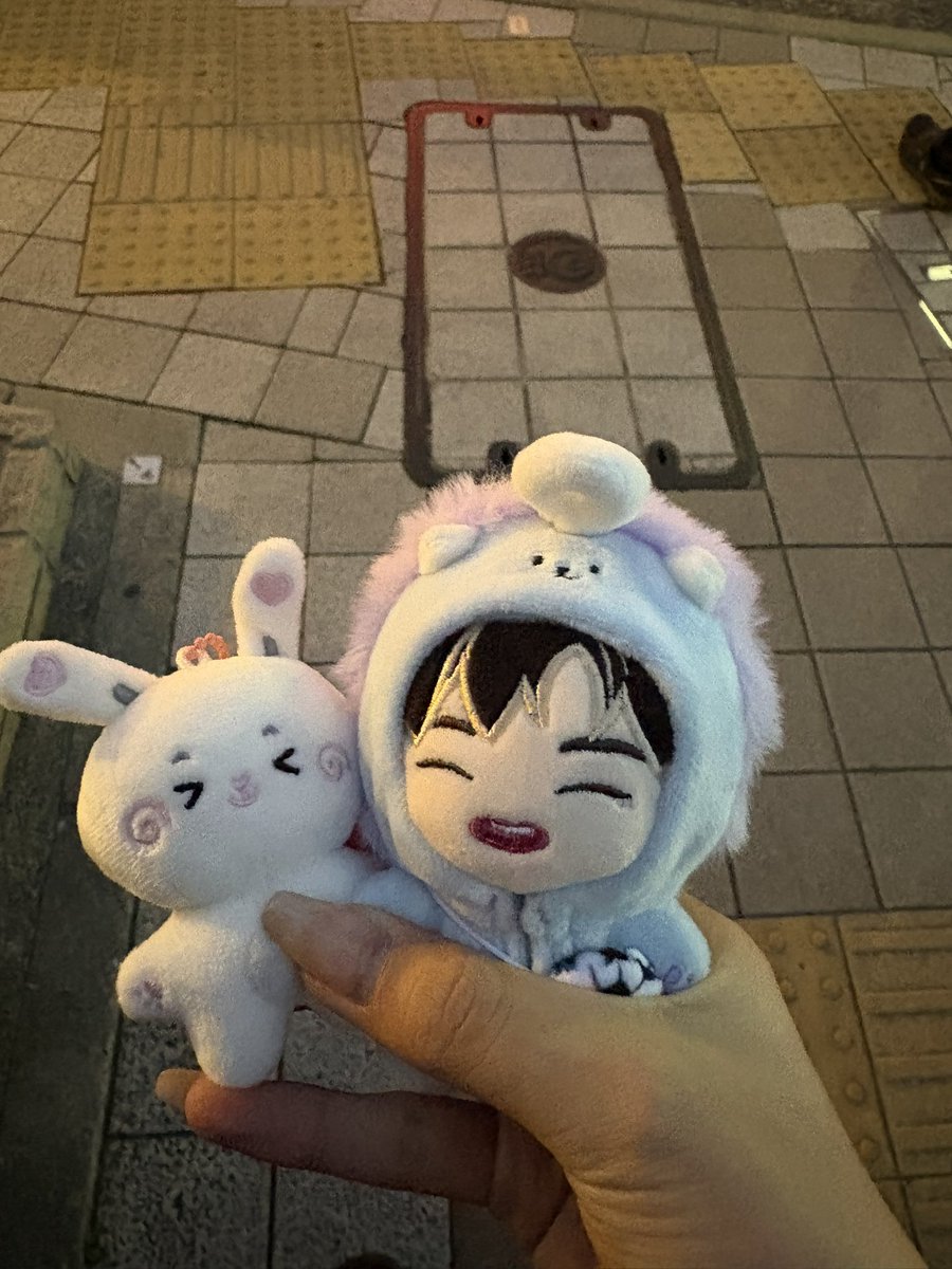 韓国の安国にあるYGショップめっちゃ良かったんで、YG好きさんは必ず行きなさい‼️
treasureの新ペンラ、ベビモンのペンラ日本より安く買えたし、アプリ入れたらFunny  treasureのちっさい人形無料で貰えた(ドヨンのほう)‼️‼️
あと店員さん日本人やしめっちゃ優しい免税もその場でできた最高