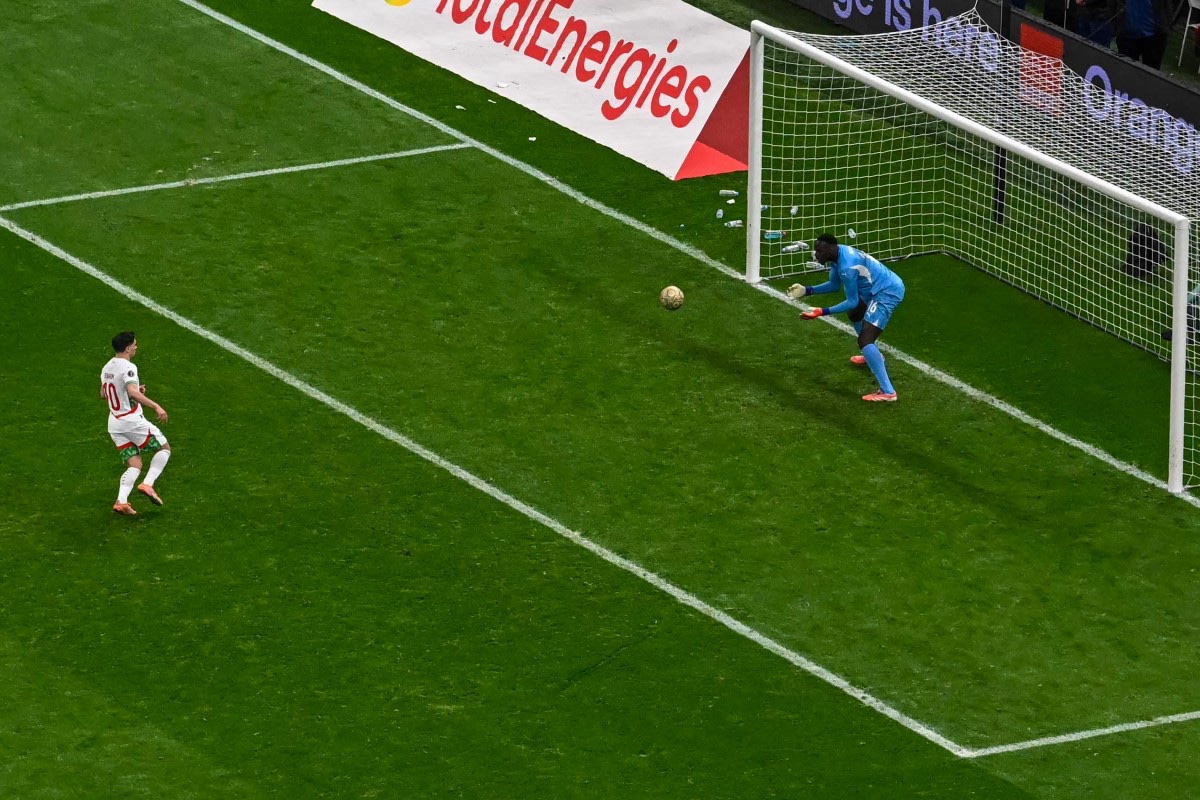 Pepelias17_'s tweet image. 🇲🇦🇸🇳 Marruecos perdió ayer mucho más que la final de la Copa de África ante Senegal

❌ El comportamiento de los recogepelotas, personal de seguridad y jugadores marroquís robando las toallas al portero de Senegal

❌ Los abucheos e insultos de los periodistas al seleccionador de…