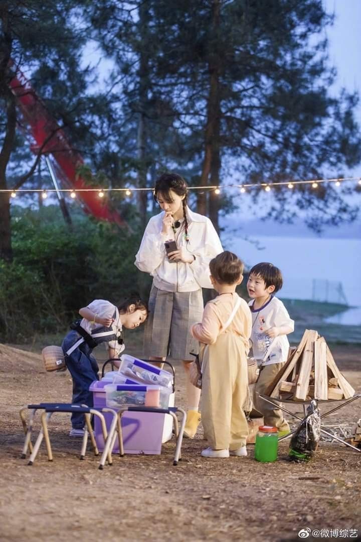 Ngidam sosis solo sama bakso tahu, tapi harus yang dari Larissa. 

Kok takut, yah? 

Masa iya, istri hamil lagi. 

Belum siap nambah fotokopian diri sendiri. 

3 anak aja bikin kepala puyeng karena lahirnya barengan. 🙂

Bayangkan... Kalau kembar lagi. 

Please nonono ngidam.