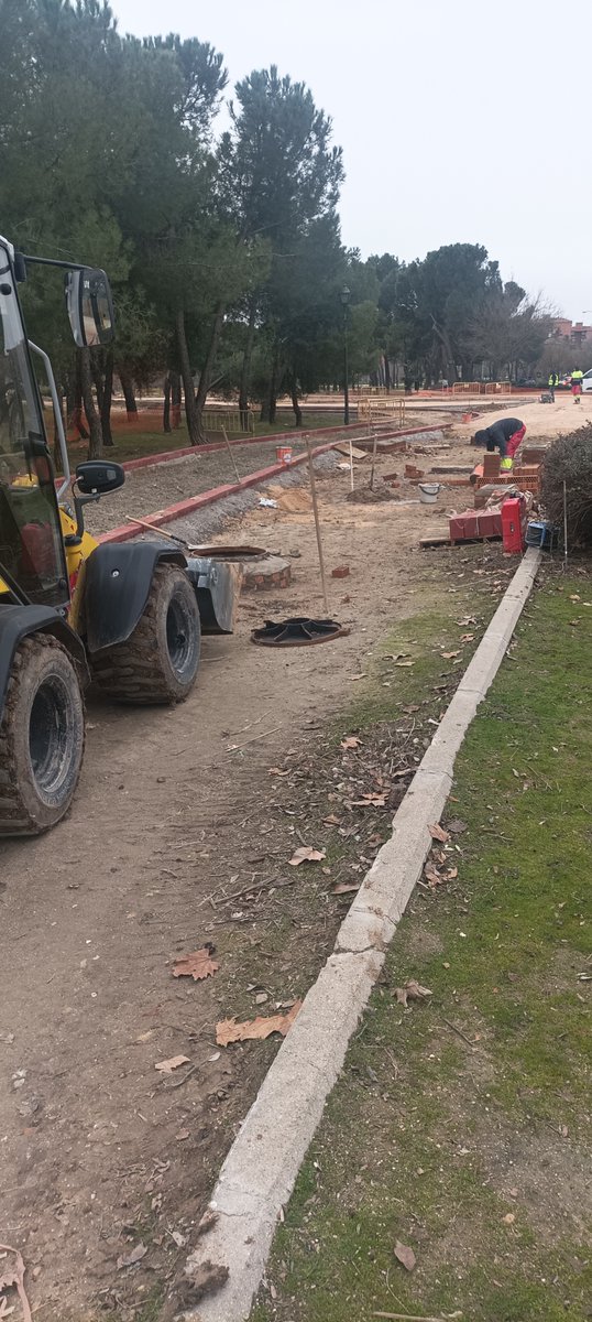 Los parques de nuestros barrios necesitan cuidados. También el del Cerro Almodóvar.
<a href="/MADRID/">Ayuntamiento Madrid</a>:
No más construcciones que los desnaturalizan. #ParquesSinCementoNiAsfalto Fuera empresas y obras que destrozan estas zonas verdes, base de la salud presente y futura.  Acción <a href="/AVA_Aluche/">Ava_Aluche</a>