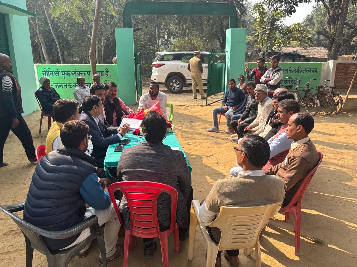 कम्पोजिट विद्यालय रायपुर में बूथ संख्या-260 पर कार्यकर्ताओं के साथ SIR से संबंधित महत्वपूर्ण बैठक में शामिल होकर उपस्थित कार्यकर्ताओं से संवाद करते हुए नए मतदाताओं का नाम मतदाता सूची में दर्ज कराने की अपील की।