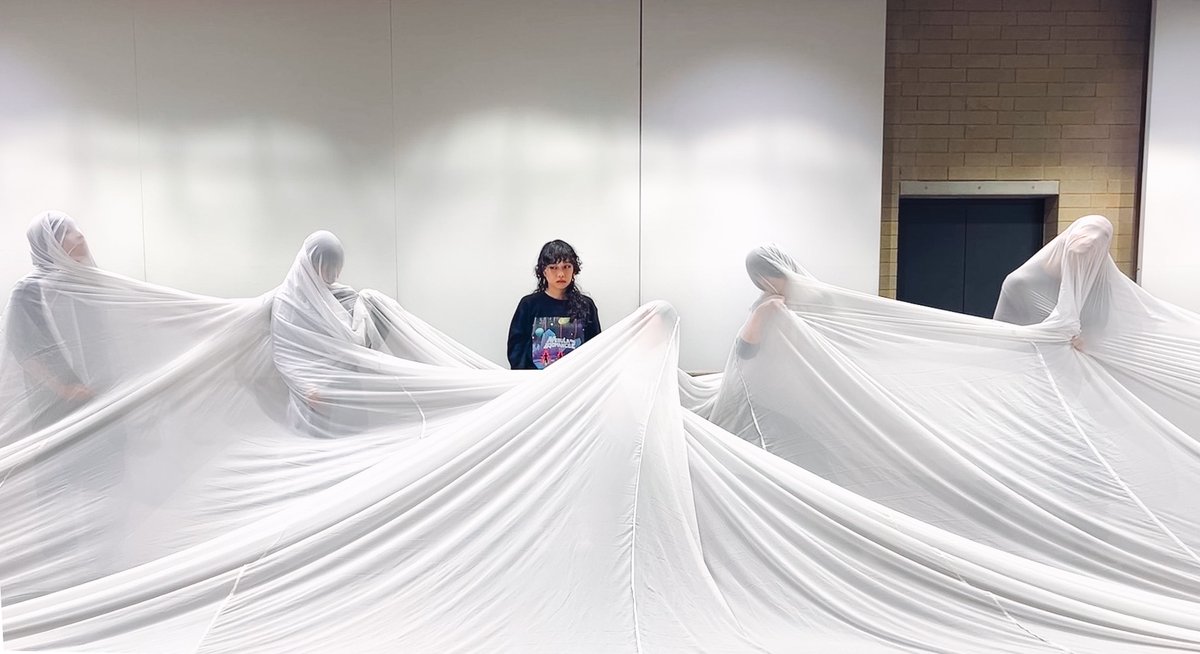 舞台『光が死んだ夏』の上演を終え、大阪の劇場へ移動し『Play is Pray』のプレ稽古が始まりました。
オーケストラ奏者四人とDJがリアルタイムで紡ぐ音楽に乗せ、渡り鳥と少女の数奇な生涯を描くフィジカルシアター。幻灯劇場の俳優に加えて新キャストを迎え、初演を超える再演を目指します!!
