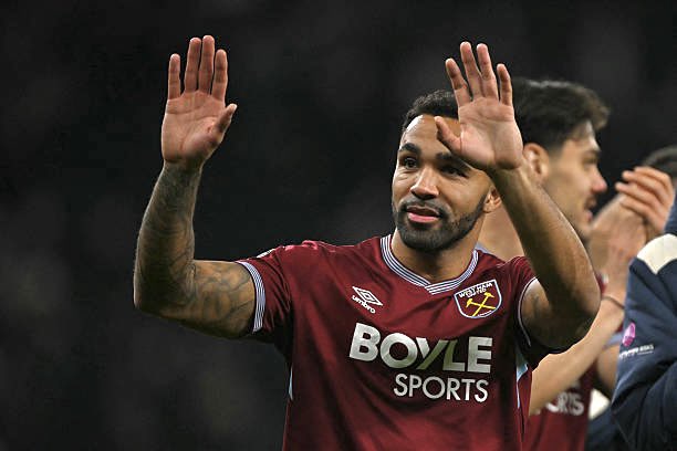 WestHamViews_'s tweet photo. BREAKING: The West Ham board has intervened with the ongoing situation regarding Callum Wilson's pending departure from the club.

David Sullivan has told Nuno that the 33-year-old will now STAY until the end of the season to help fight relegation.

[@ExWHUEmployee] #WHUFC #COYI https://t.co/vZcqbJzCjY