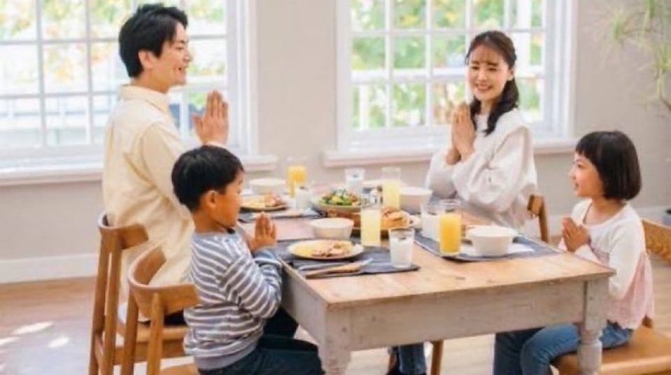 【怖い家庭】

ﾊﾟﾝ      ﾊﾟﾝ     ﾊﾟﾝ   ﾊﾟﾝ

ズレたね、もっかいやろ

次失敗したら｢ご馳走様｣来るよ