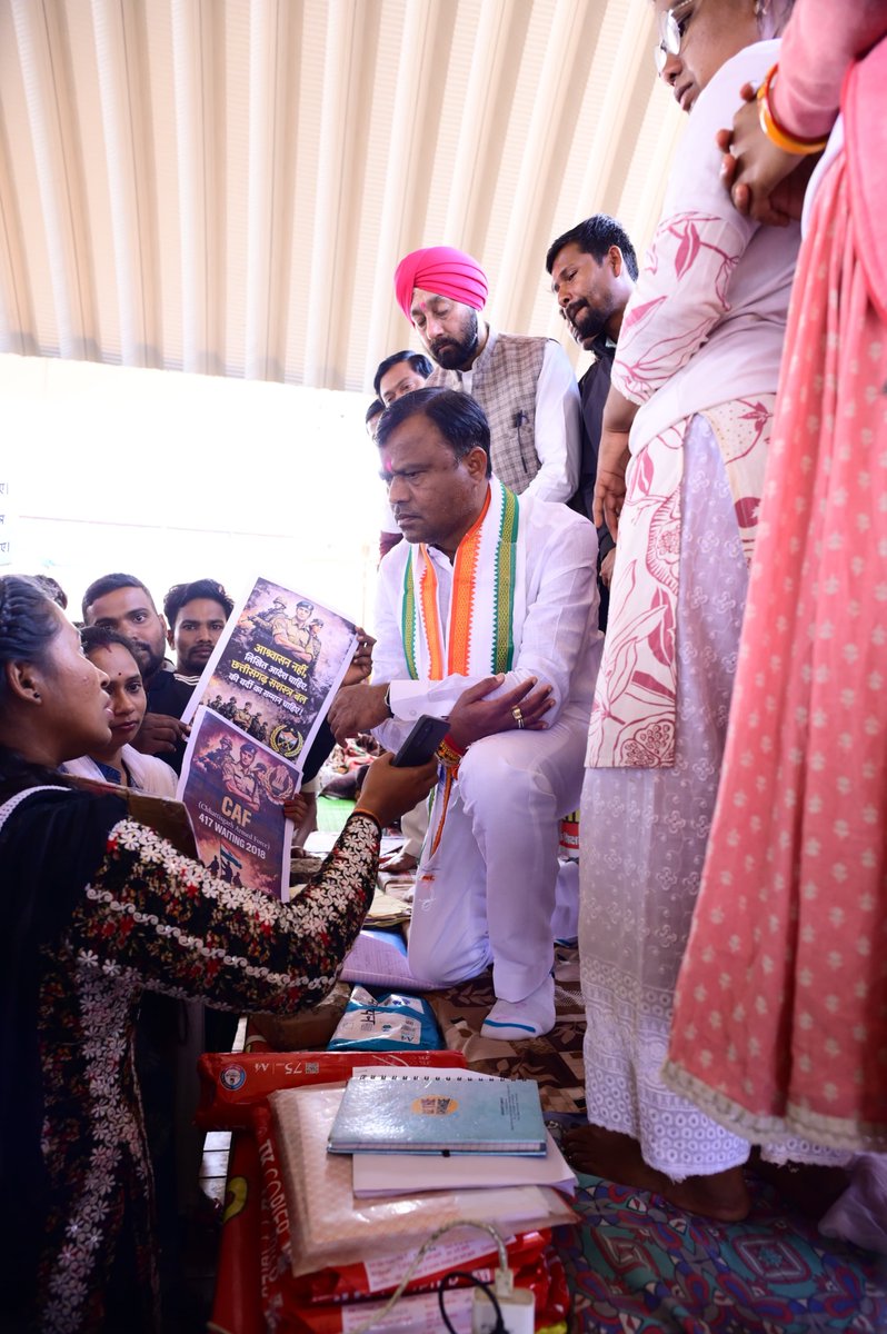 DeepakBaijINC's tweet photo. आज रायपुर में डीएड अभ्यर्थियों के धरना स्थल पर जाकर उनसे मुलाकात की। ये सभी युवा पिछले कई दिनों से आमरण अनशन पर बैठे हैं और अपने हक़ की लड़ाई लड़ रहे हैं। वहाँ पहुँचकर उनकी आंखों में उम्मीद, चेहरे पर थकान और दिल में दर्द साफ़ दिखाई दे रहा था। https://t.co/WGBXG23mXQ