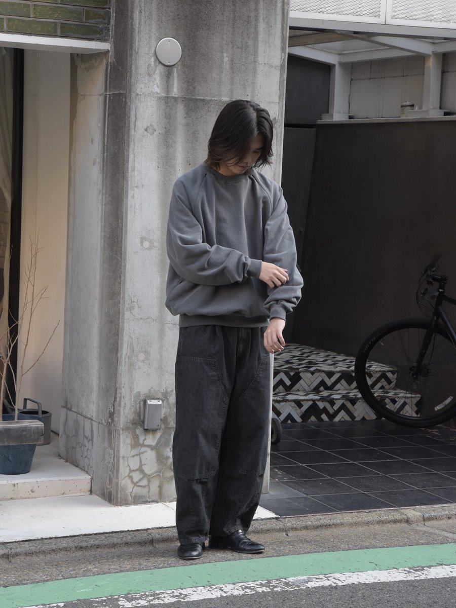 is-nessより定番のアイテム "Balloon Painter Pants"。
耐久性にも優れたダブルニーデザインで程よいアクセントでシンプルすぎないデザインがポイントです。短丈、オーバーサイズなどのトップスに合わせてもパンツが主役になる一着となっております。

¥42,900 TAX IN

onlinestore.1ldkshop.com/c/brand/is-nes…