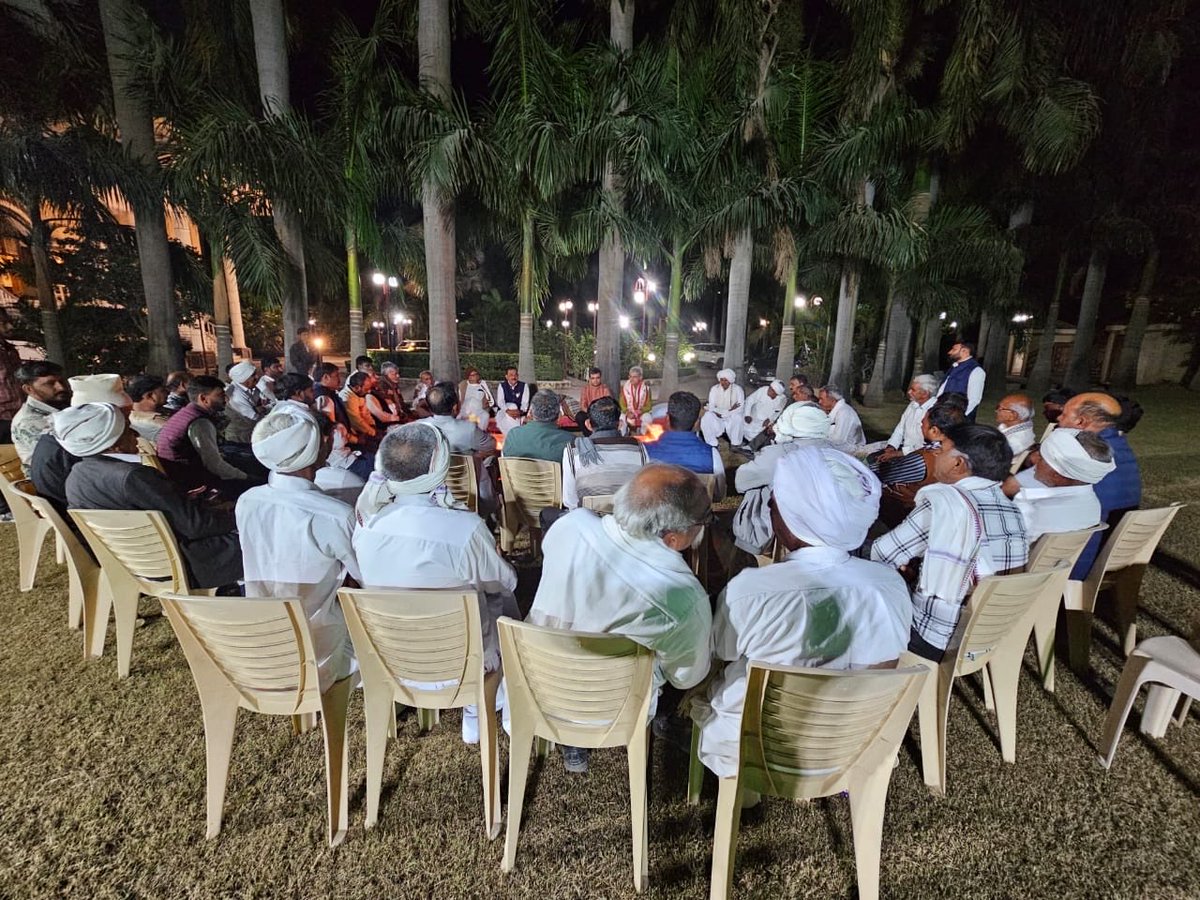 jawaharpchavda's tweet photo. ગઈકાલે પાટણ જિલ્લાના આહિર સમાજના આગેવાનો સાથે જુનાગઢ નિવાસસ્થાને સૌહાર્દપૂર્ણ મુલાકાત યોજી. સામાજિક વિકાસ અંગે મહત્વપૂર્ણ ચર્ચાઓ કરી અને સાથે ભોજનનો આનંદ માણ્યો.
#AhirCommunity #SocialDevelopment #CommunityLeadership #JunagadhMeet #UnityInDiversity #CulturalConnect https://t.co/gwbBFRRG7a