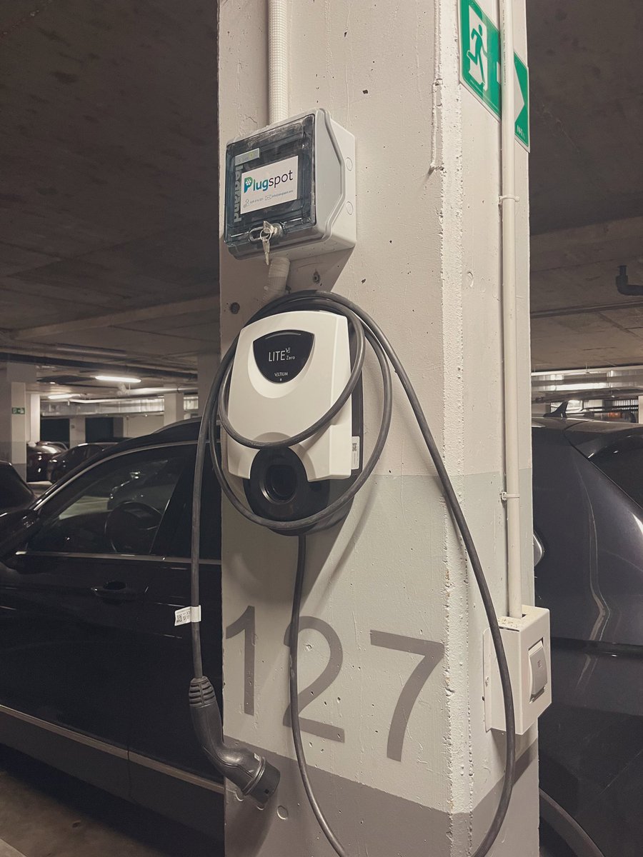 PlugspotEV's tweet photo. Nueva instalación de punto de recarga @veltiumSC en Valdebebas que dará servicio a un @audispain A3.
Hemos incluido balanceo de potencia en con el contador de la vivienda, asi el cliente no tiene que contratar más potencia y aprovechar lo que sobra de su contador. https://t.co/nmGqVe7v9i
