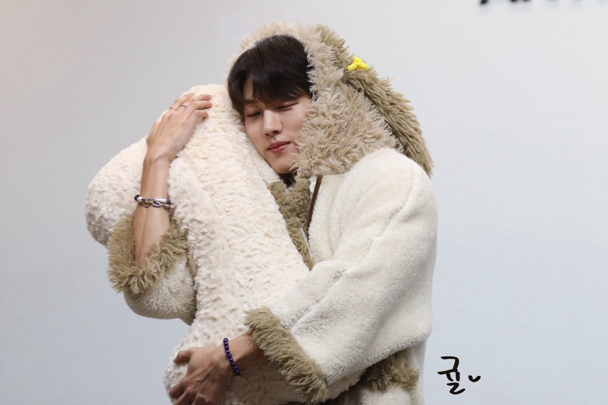 260116 성열 프롬 팬싸

🦴 한입하는데 귀엽게 먹어요!
누나가 간식 줄께 누나한테 와!!! 
🦴안고 자는데 이리와 이리왕❤️‍🔥

#이성열 #성열 #LEESUNGYEOL
#INFINITE