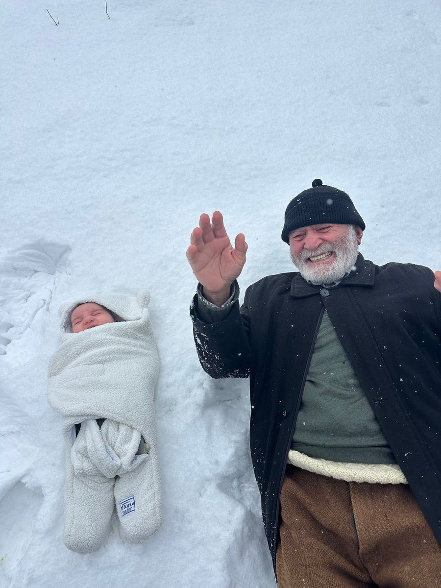 populicc's tweet photo. Bir dede ve torununun içleri ısıtan kar fotoğrafı. https://t.co/6i0xtVYjIM
