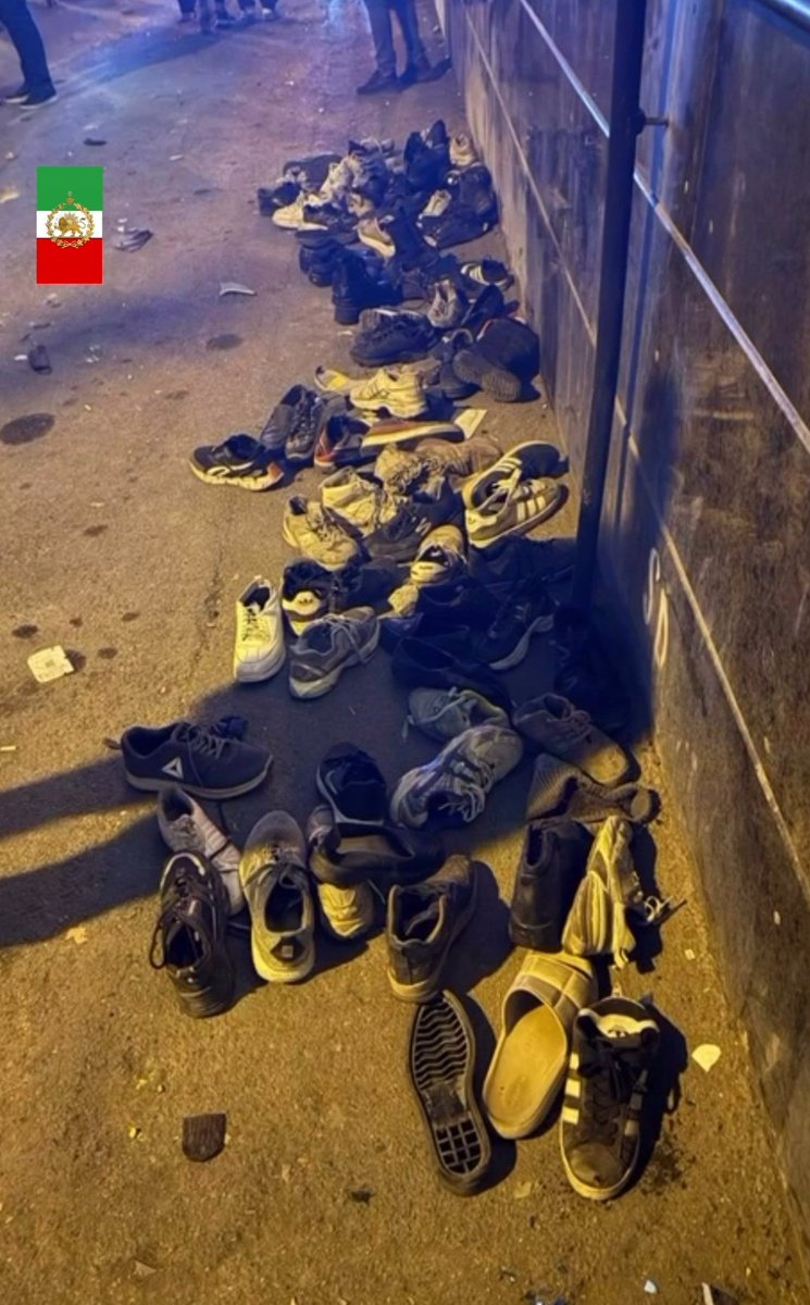 کفش های 
 جاویدنامان انقلاب ملی💔
#جاویدشاه