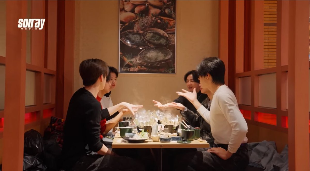 Twentynine298's tweet image. น่ารักมากๆ เอ็นดูแก๊งยืนคือแก๊งกินช้า ส่วนที่นั่งอยู่คือแก๊งกินเร็วใช่มั้ย นึกถึงบัสซิ่งเจแปนเลยความแตกต่างของ 2 โต๊ะ55555