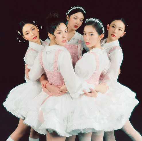 AboutMusicYT's tweet image. Red Velvet's Wendy during her concert:

"I wanna show you more Wendy stuff, I wanna show you more Red Velvet stuff this year, because I do miss my team."