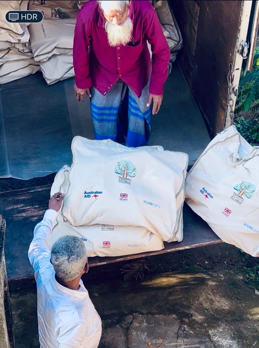 UKinSriLanka's tweet photo. 65,000+ people reached in the wake of Cyclone Ditwah through @UNOPS and Vriddhi with UK and @AusHCSriLanka support. As hill country records its coldest temperatures, families whose homes were destroyed receive essential shelter and hygiene items.
🇬🇧🇱🇰 https://t.co/73MZxOI1hy