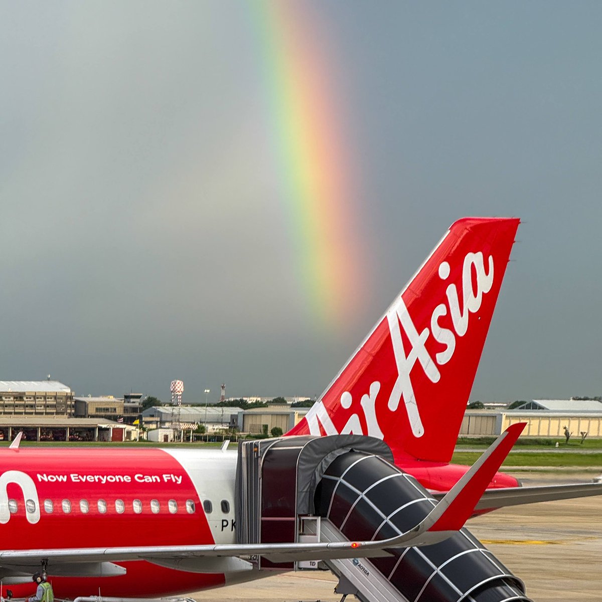 AirAsia tweet media