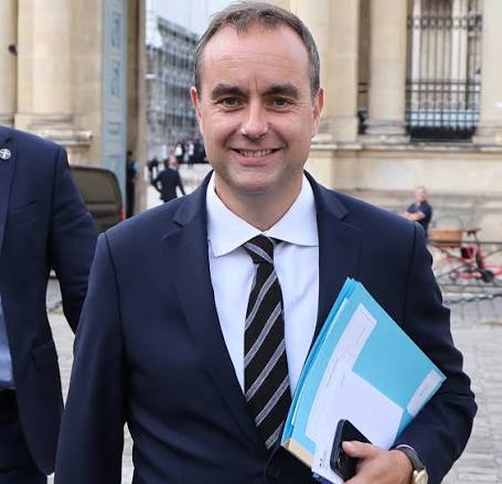 LoeiletleBon's tweet photo. Olivier Faure , Boris Vallot et Lecornu. Voilà  3 mois que ces trois types se foutent de la gueule des Français.
Tout ça pour garder leurs poste et leurs avantages .
 Et les LR leur servent la soupe !!!
 Ça suffit !!!
#dissolution  #censure https://t.co/IkXJ1aJuWl