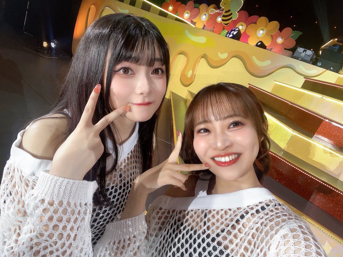 homoto_akina's tweet image. ということでハイビスカス🌺
今回はユーロビートということもあり、初のパラパラ挑戦でした！！
如何でしたでしょうか🫶🏻

真顔の練習もいっぱい頑張ったよ😳

リハはなっちゃんと居ることがすごく多くて、家に遊びに来てくれたり、お揃いネイルの相談したり、すごく楽しかった☺️…