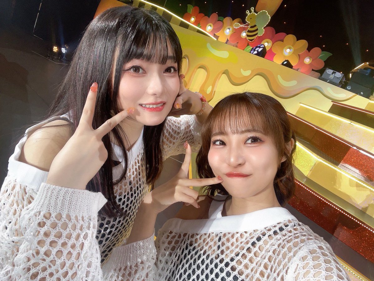 homoto_akina's tweet image. ということでハイビスカス🌺
今回はユーロビートということもあり、初のパラパラ挑戦でした！！
如何でしたでしょうか🫶🏻

真顔の練習もいっぱい頑張ったよ😳

リハはなっちゃんと居ることがすごく多くて、家に遊びに来てくれたり、お揃いネイルの相談したり、すごく楽しかった☺️…