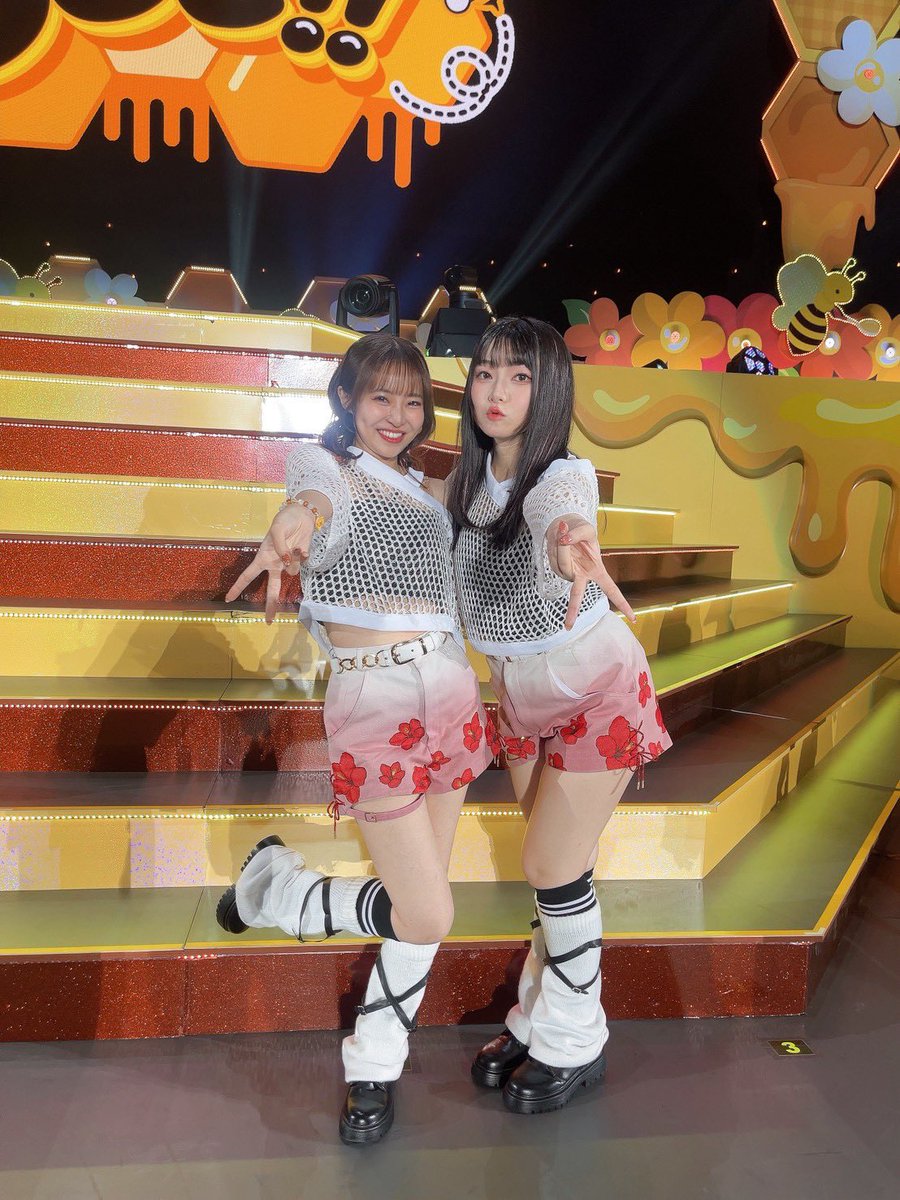 homoto_akina's tweet image. ということでハイビスカス🌺
今回はユーロビートということもあり、初のパラパラ挑戦でした！！
如何でしたでしょうか🫶🏻

真顔の練習もいっぱい頑張ったよ😳

リハはなっちゃんと居ることがすごく多くて、家に遊びに来てくれたり、お揃いネイルの相談したり、すごく楽しかった☺️…