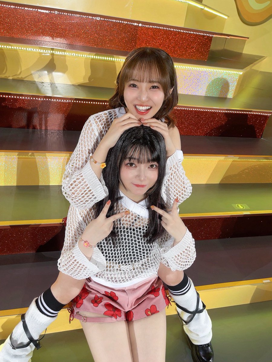 homoto_akina's tweet image. ということでハイビスカス🌺
今回はユーロビートということもあり、初のパラパラ挑戦でした！！
如何でしたでしょうか🫶🏻

真顔の練習もいっぱい頑張ったよ😳

リハはなっちゃんと居ることがすごく多くて、家に遊びに来てくれたり、お揃いネイルの相談したり、すごく楽しかった☺️…