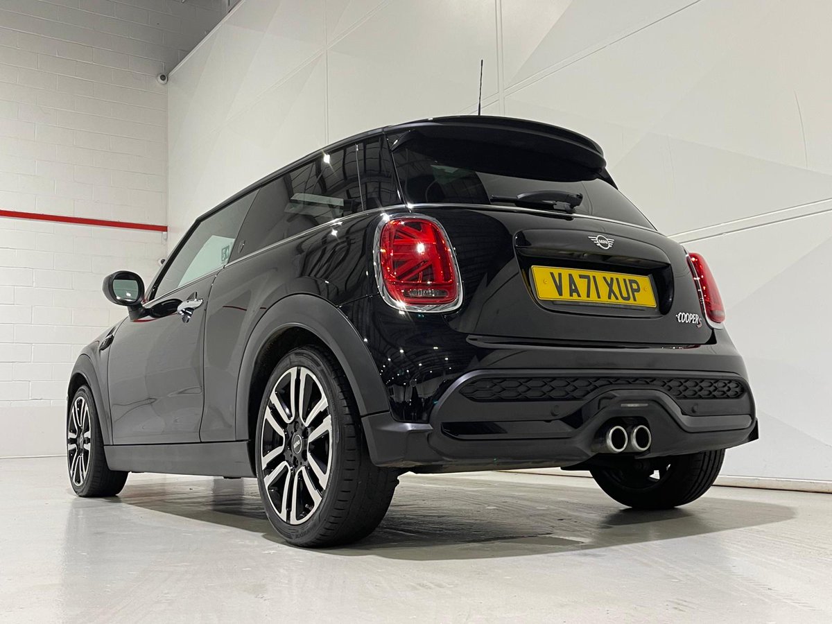 Mini Hatch Cooper S Exclusive in Midnight Black 
Interior Features: black leather, heated front seats, Apple CarPlay 
Exterior Features: tilt &amp; sliding panoramic sunroof, reverse camera, privacy glass
🚗 <a href="/MINI/">MINI</a> 
💻 motorlinedirect.co.uk/used-mini-hatc…
#MINICooper #MotorlineDirect