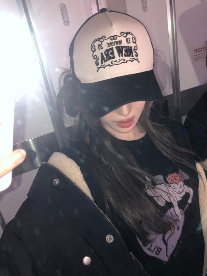 oleesui's tweet photo. (𝘩𝘦𝘳):: even the mirror hesitates in my presence. confidence enters first, settling in as if it was made for me. https://t.co/y1CdU8kUIM