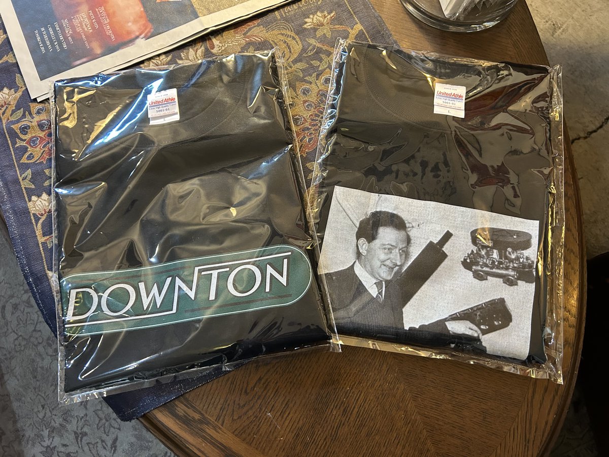 MINIHOUSE_D's tweet photo. 実はDOWNTONマニアだったんですね！皆さんご存知ジュンスカ宮田さん📷ご来店ありがとうございました。おまけにTシャツをいただきました！またのご来店、お待ちしています📷 https://t.co/jDlSTnJJ3J