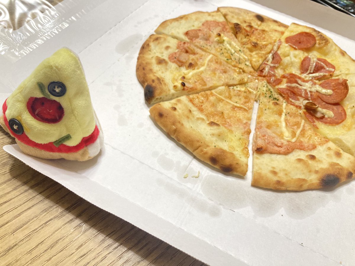 三角ユウリさん（<a href="/hks_triangle/">三角ユウリ</a> ）ピザちゃんとピザ再び🍕
今更気が付いたんですけど、赤いお顔は具のペパロニに扮してるんですね…？
気づくのが遅すぎる
ソース、顔にべっとりで可愛いとか言ってた