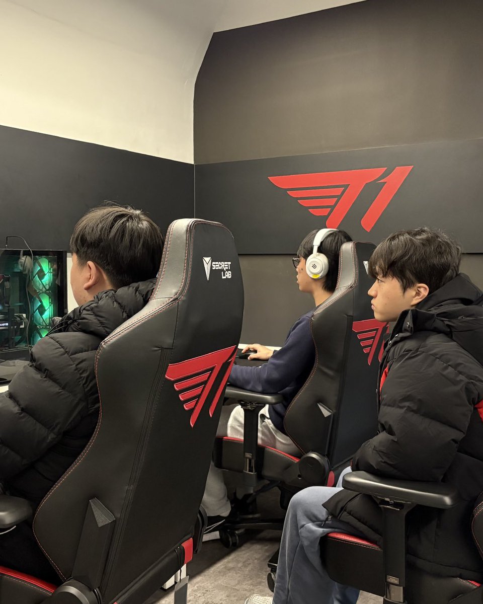 ’Keria‘와 함께한 은평메디텍고등학교 T1A 현장 체험 학습

은평메디텍고등학교 학생들이 T1A를 방문하여 특별한 시간을 함께했습니다! 🎮✨

🔥 T1A에서 진행된 Keria 선수의 게임 코칭! 🔥
프로 선수의 지도 아래 실력을 쌓고, 값진 경험을 나누는 소중한 시간이었습니다.

꿈을 향해 도전하는