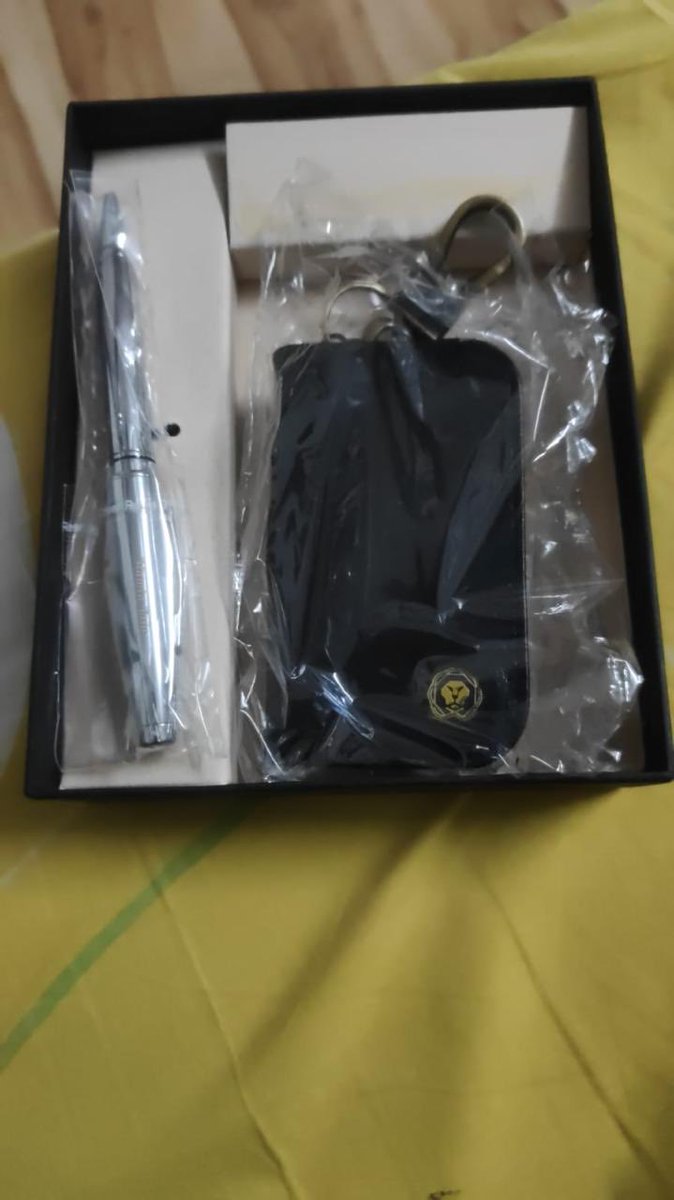 anantved's tweet photo. @MakobaIndia I have shared the images with your team from the same day that I received only one box, and that the other pen is missing. 
Despite repeatedly pleading, your team now wants to put the blame on me that I hadn’t taken videos while opening the courier. How would I know https://t.co/B0eTMgphx3